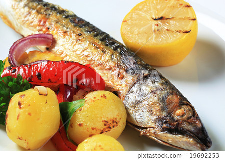 Mackerel with potatoes 19692253