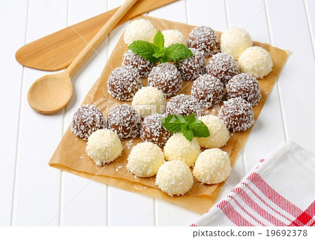 圖庫照片: chocolate coconut snowballs