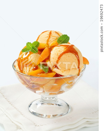 Ice cream sundae Ice cream sundae 19692473