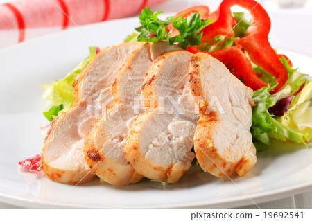Chicken breast with green salad Chicken breast with green salad 19692541