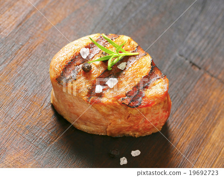 图库照片: grilled pork medallion