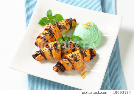 Chocolate crescent rolls with ice cream 19693184