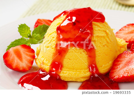 Scoop of ice cream with strawberry sauce 19693335