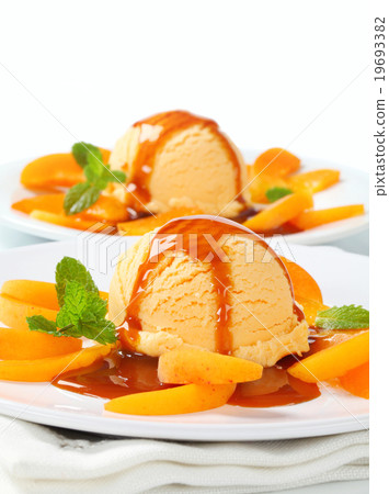 Ice cream desserts 19693382