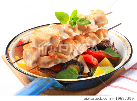 Chicken skewers and vegetables 19693399