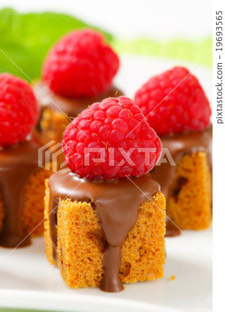 Mini gingerbread squares with melted chocolate 19693565