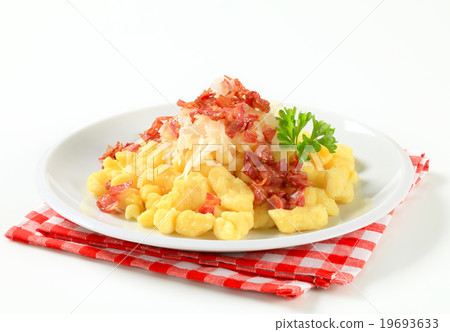 Small potato dumplings with bacon and cabbage 19693633