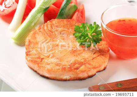 Pan fried salmon 19693711