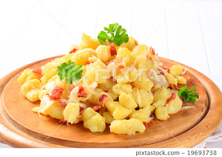 Small potato dumplings with bacon and cabbage 19693738
