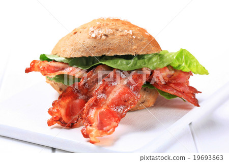 Bread bun with crispy bacon 19693863