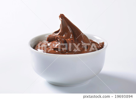 Hazelnut chocolate spread 19693894