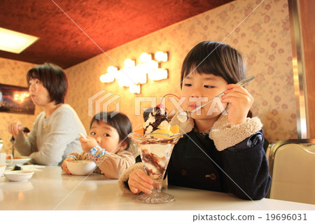 Parfait for a retro restaurant to eat 19696031