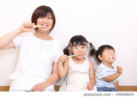 Toothpaste parent and child girls · boys brothers and mothers Toothpaste parent and child girls · boys brothers and mothers 19696604