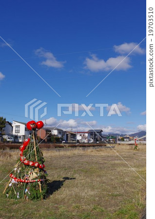 Shinshu Matsumoto district riverbed on the riverbed Megumi no Yagura event vertical Shogatsuki event Mikuro Folklore events 19703510