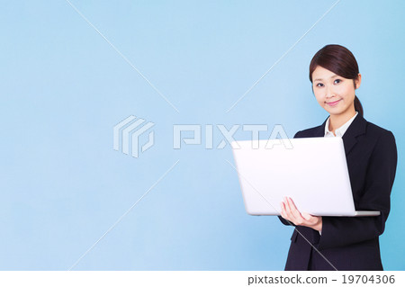 商務筆記本電腦微笑的女商人 19704306