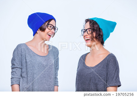 Sisters wearing identical accessories.  19705256
