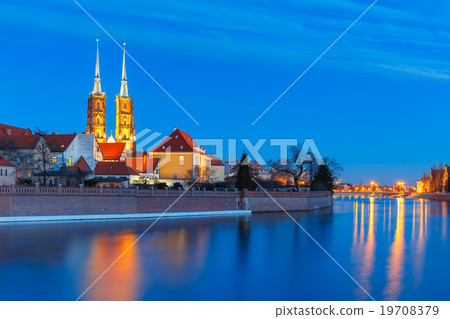 Cathedral Island at night in Wroclaw, Poland Cathedral Island at night in Wroclaw, Poland 19708379