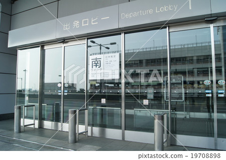 Haneda Airport departure lobby entrance 19708898
