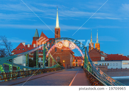 Tumski Bridge at night in Wroclaw, Poland 19709965