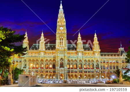 Vienna's Town Hall (Rathaus).  19710559