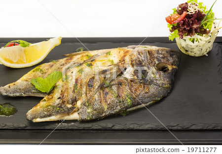Fried fish dorado with vegetables and lemon 19711277