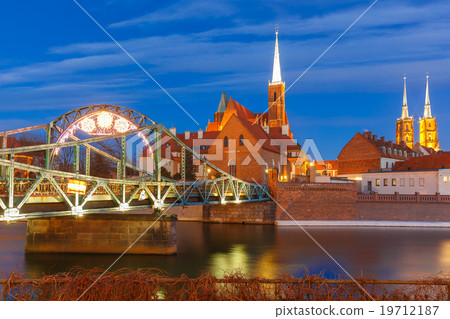 Tumski Bridge at night in Wroclaw, Poland 19712187
