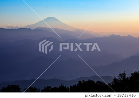 [From the summit of Mt. Jinma] Mt. Fuji and Mt. Fuji floating in the mist 19712410