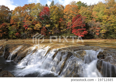 Autumnal leaves and Otaki Niagara Falls Autumnal leaves and Otaki Niagara Falls 19712885