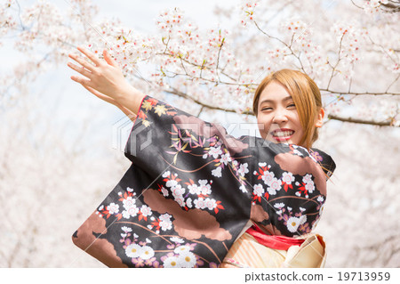 Cherry blossoms with women in kimono 19713959
