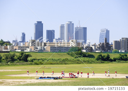 Shonai River embankment, boys' baseball team in the washing weed green area and Nagoya station center 19715133