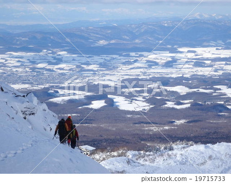登山者從大雪山十胜山脈的 Horokametoku 山下山 登山者從大雪山十胜山脈的 Horokametoku 山下山 19715733