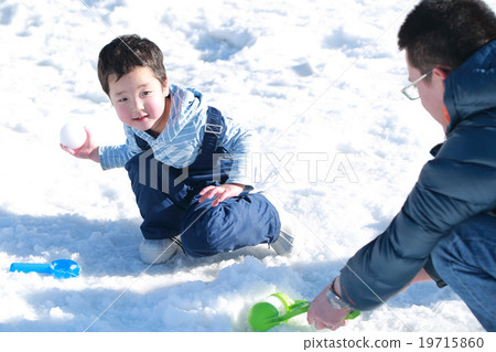 父母和孩子在雪地裡玩 父母和孩子在雪地裡玩 19715860