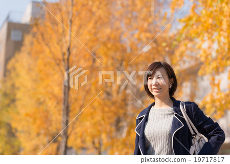 秋葉和一位小姐 秋葉和一位小姐 19717817