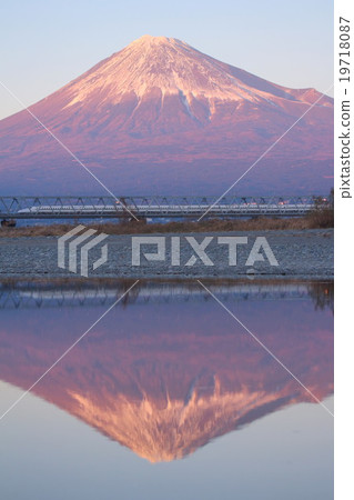 新幹線和富士山 新幹線和富士山 19718087