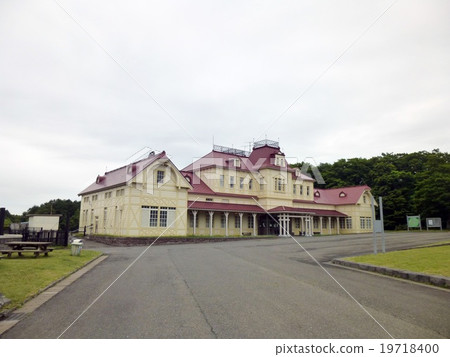 Pioneer village 19718400