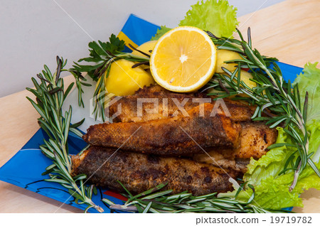 Fried fish with fresh herbs 19719782