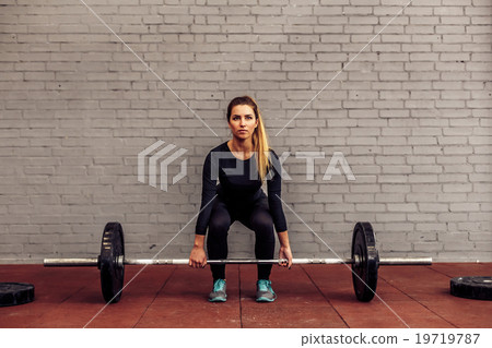 Girl athlete in starting position deadlift Girl athlete in starting position deadlift 19719787