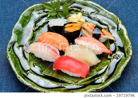 地面魚的風格,壽司(壽司)。金槍魚紅肉,平眼烏龜,雪蟹,阿納戈,黑松,鮭魚,軍艦 地面魚的風格,壽司(壽司)。金槍魚紅肉,平眼烏龜,雪蟹,阿納戈,黑松,鮭魚,軍艦 19719796