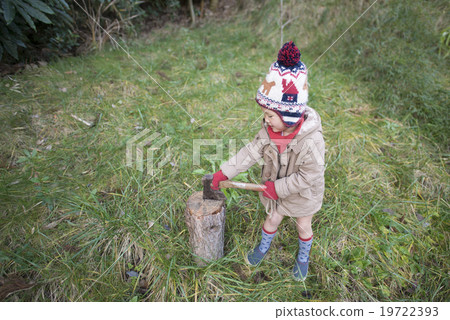 splitting wood, child, kid 19722393