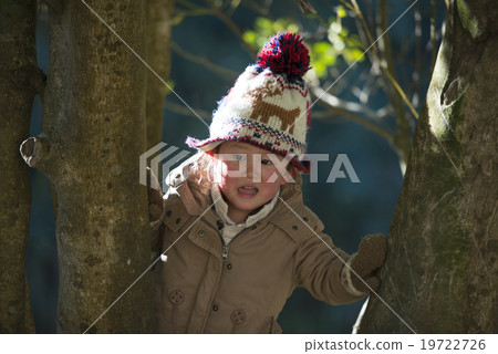 A girl seeking help 19722726