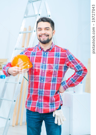 Handsome man doing renovation   19727843