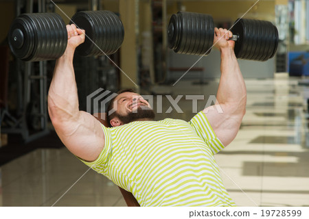 Bodybuilder in gym 19728599
