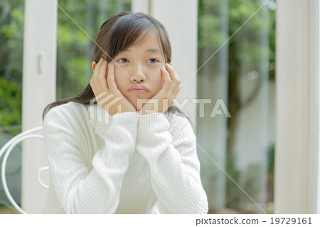 Female students who are dissatisfied with agohiji at the solarium 19729161