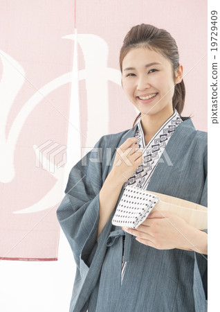 A young woman wearing a hot spring yukata 19729409