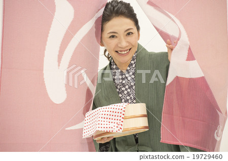 Women in hot spring yukata 19729460