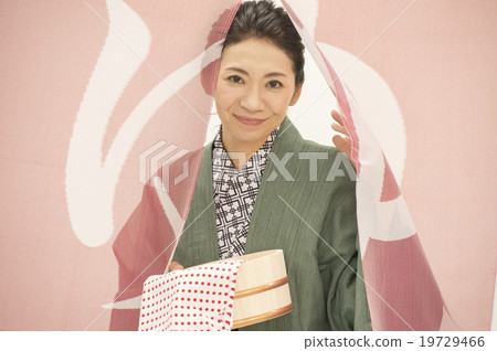 Women in hot spring yukata 19729466