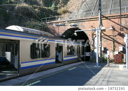參觀Taura車站,在那裡隧道之間沒有打開領先車門 參觀Taura車站,在那裡隧道之間沒有打開領先車門 19732191