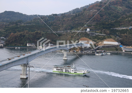 Kyushima渡輪在Kyushima Ohashi橋樑架橋下。隨著Kyushima Ohashi的開放,常規路線已經結束。 Kyushima渡輪在Kyushima Ohashi橋樑架橋下。隨著Kyushima Ohashi的開放,常規路線已經結束。 19732665