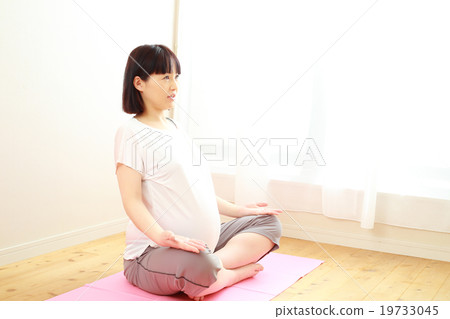 Maternity yoga pregnant woman Maternity yoga pregnant woman 19733045