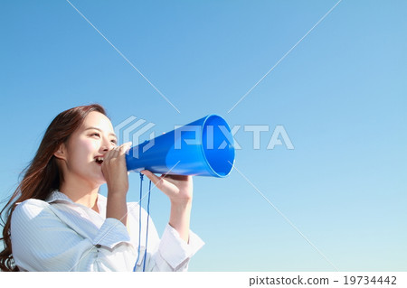 一個美麗的,長發的年輕女士,支持在藍藍的天空中的擴音器 一個美麗的,長發的年輕女士,支持在藍藍的天空中的擴音器 19734442